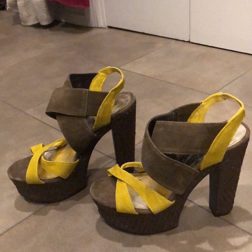 NWOT Charles by Charles David platform sandals